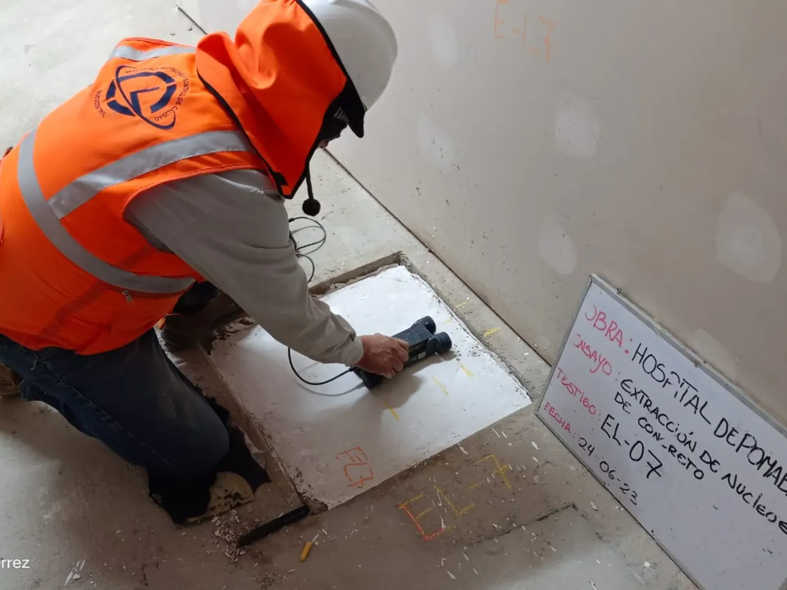 Escaneo de acero de refuerzo sobre un elemento de concreto en obra.